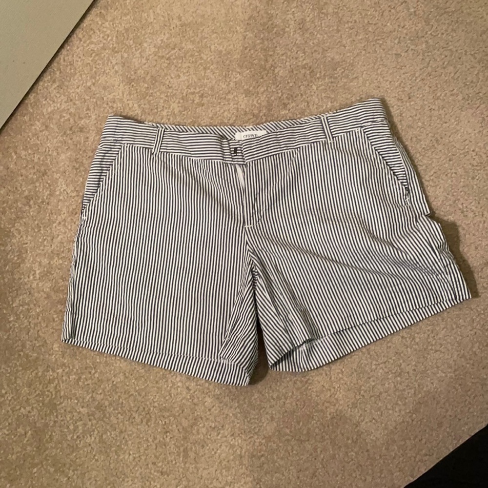 Crown & Ivy sear sucker navy/white stripe shorts